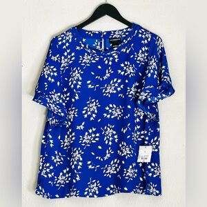 Liz Claiborne Bold blue floral short flutter sleeves. flower pattern  pink